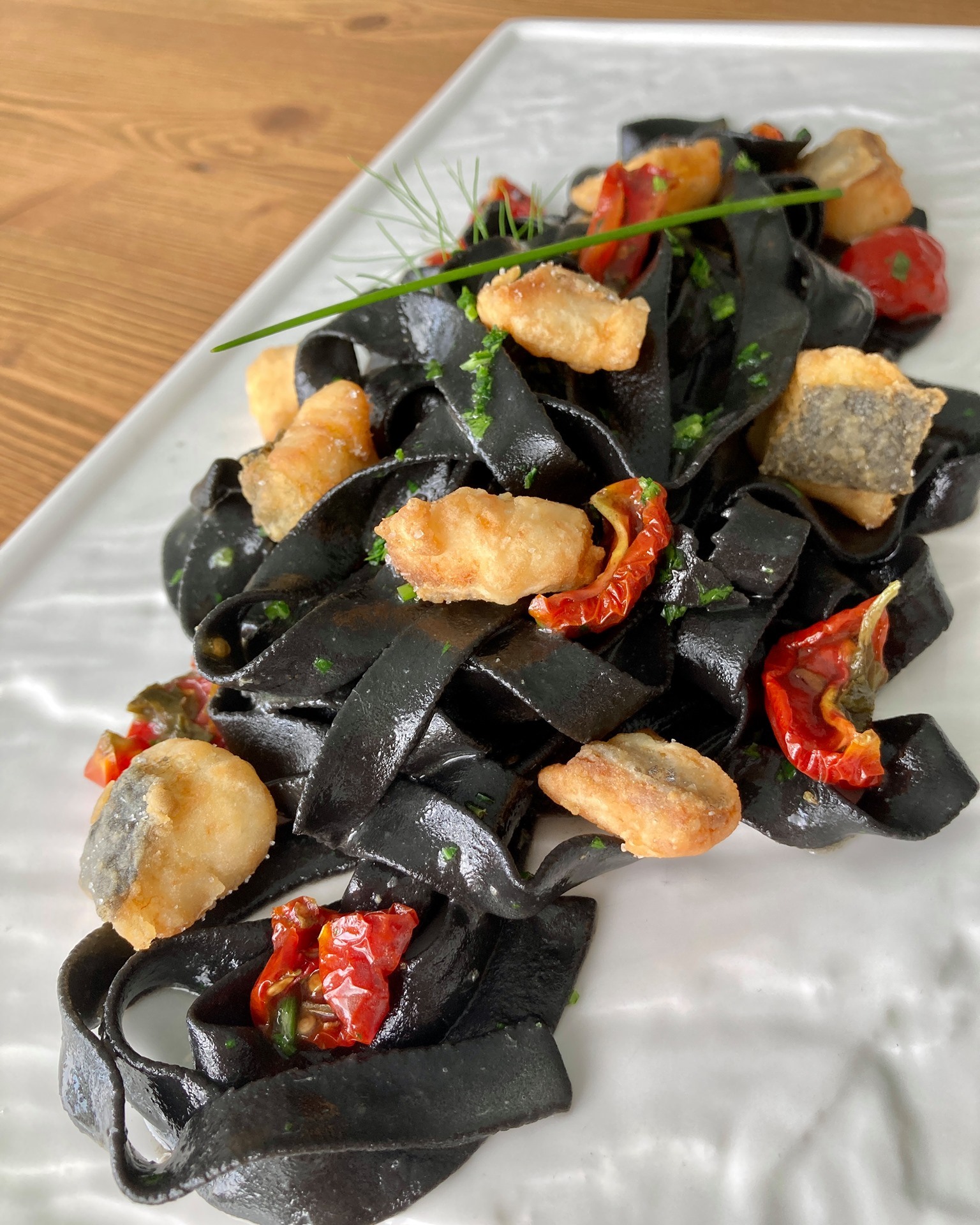 Tagliatelle nere con branzino croccante